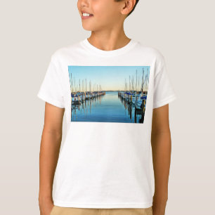 Boats vid Marina av Shirley Taylor Tee Shirt