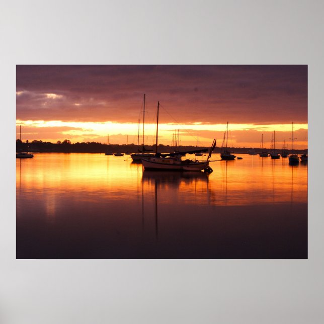 Boats vid Sunrise Poster (Framsidan)