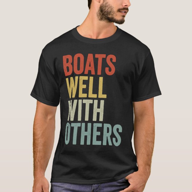 Boats Well with Others  Boating Vacation T Shirt (Framsida)