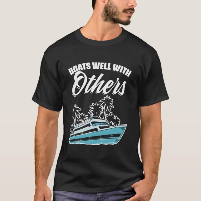 Boats Well With Others Nautical Boat Boating T Shirt (Framsida)