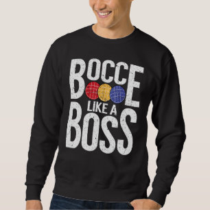 Boccebollsspelare spelar bocce som en boss lång ärmad tröja