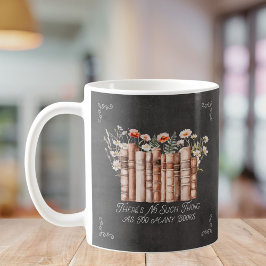 Böcker med blommor och citat på svart skrivtavla kaffemugg