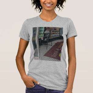 bodega-katter som hjälper till att fylla på lagret t shirt
