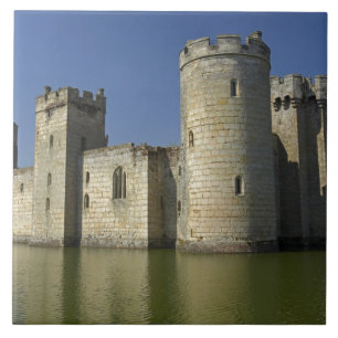 Bodiam Castle (1385), reflekterad i vallgrav, Öst Kakelplatta