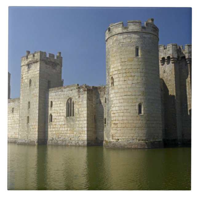 Bodiam Castle (1385), reflekterat i moat, Öster Kakelplatta (Framsidan)