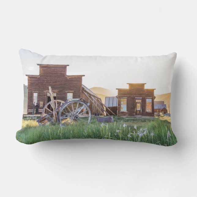 Bodie spökstadbyggnader på solnedgången lumbarkudde (Framsida)