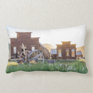 Bodie spökstadbyggnader på solnedgången lumbarkudde