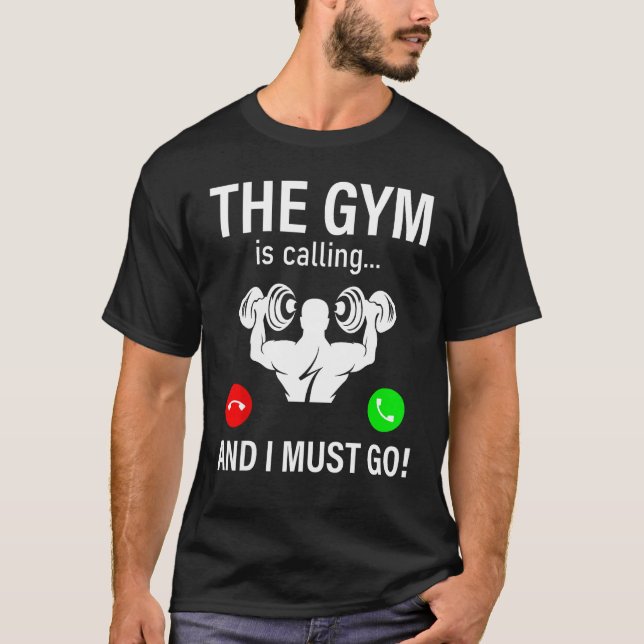 Bodybuilding Saying  The Gym Is Calling And I Must T Shirt (Framsida)
