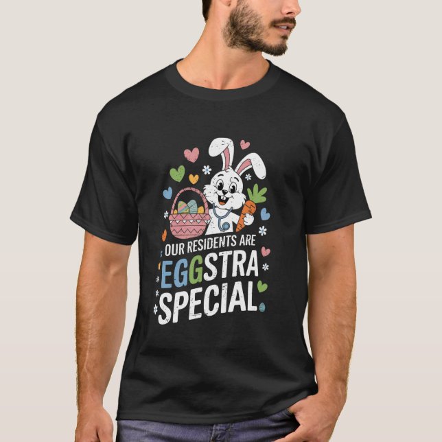 Boende Eggstra Speciellt Vårdhem Påskdagar T Shirt (Framsida)