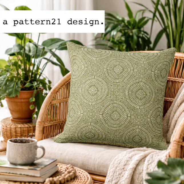 Bohemian green pattern kudde (Olive geometric accent pillow styled in a bright plant-filled living space.)