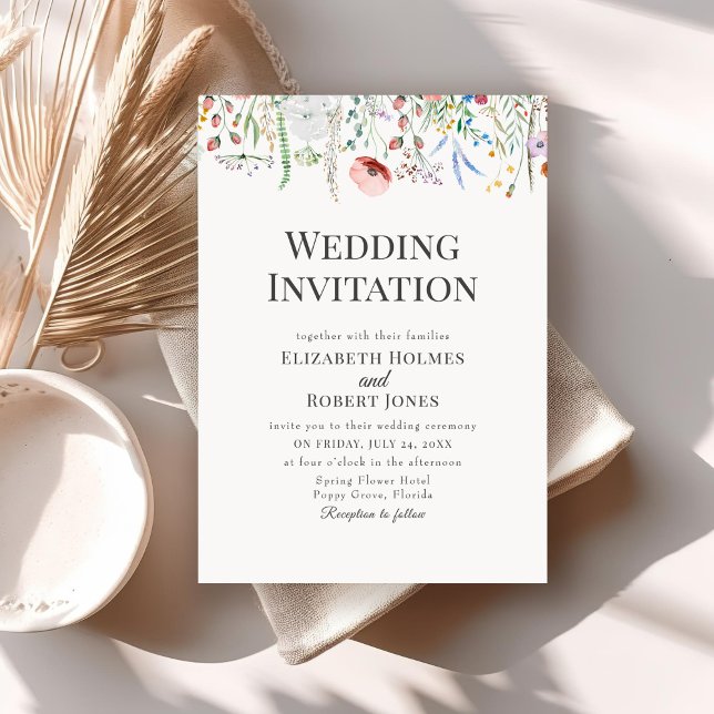 Bohemisk akvarell vildblomma bröllopsinbjudan inbjudningar (Bohemian Watercolor Wildflower Wedding Invitation on a neutral boho wedding table.)