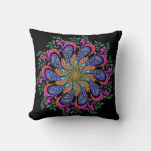 Bohemisk modern blommande mandala på svart kudde