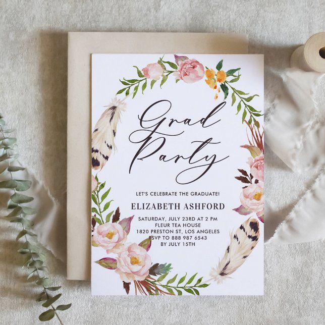 Bohemiska fjädrar och Blommigt Studenten Inbjudningar (Customizable boho graduation invitation featuring watercolor flowers and feathers wreath. )