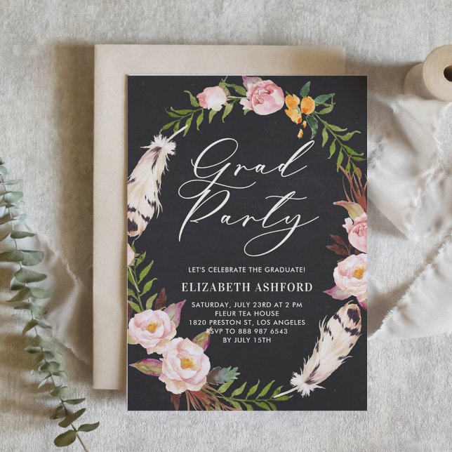 Bohemiska fjädrar och Blommigt Studentfest för and Inbjudningar (Customizable boho graduation invitation featuring watercolor flowers and feathers wreath.)