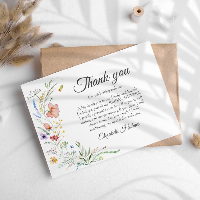 Bohemsk äng bröllopsdusch tack kort (Bohemian Wildflower Meadow Bridal Shower Thank You Card on a sunny boho table.)