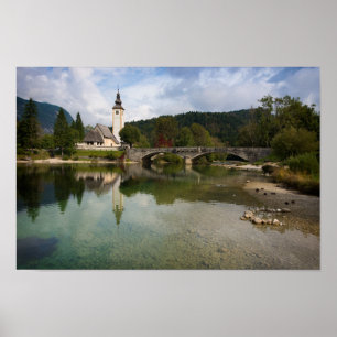 Bohinj sjö med kyrkan i den Slovenien affischen Poster