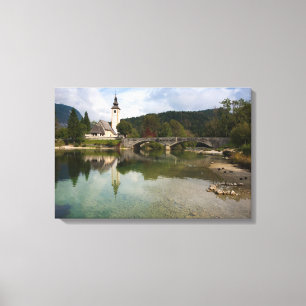 Bohinj sjö med kyrkan i den Slovenien Canvastryck