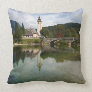 Bohinj sjö med kyrkan i den Slovenien dekorativ Kudde