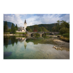 Bohinj sjö med kyrkan i det Slovenien trycket Fototryck