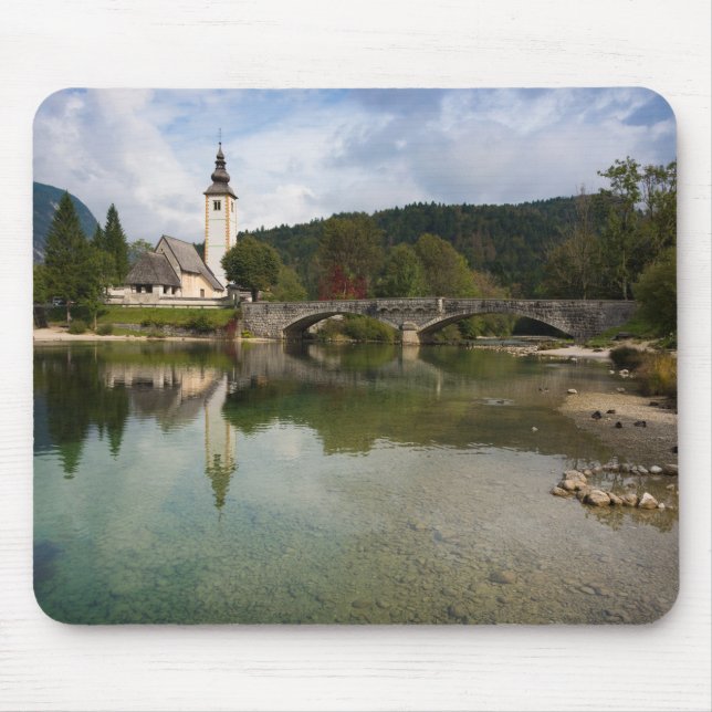 Bohinj sjö med kyrkan i Slovenien mousepad Musmatta (Framsidan)