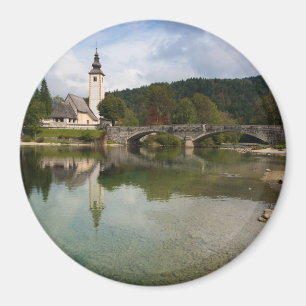 Bohinj sjö med kyrkan i Slovenien rundamagnet Magnet
