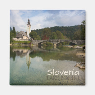 Bohinj sjö med kyrkan i Slovenien textmagnet Magnet