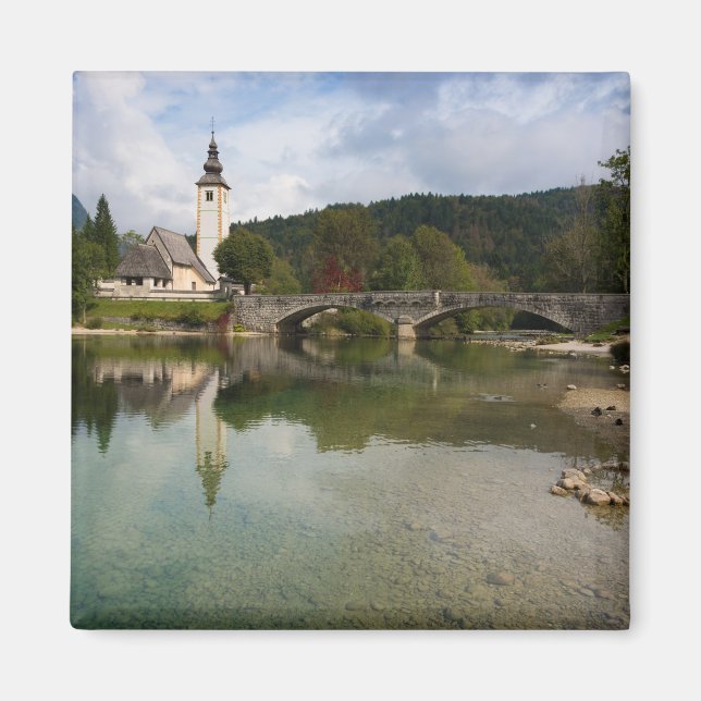 Bohinj sjö med kyrkan i Sloveniens magnet (Framsidan)