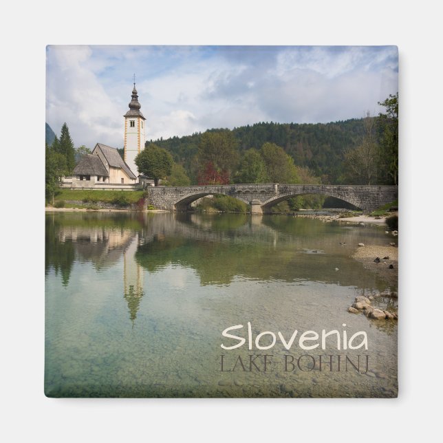 Bohinj sjö med kyrkan i Sloveniens textmagnet Magnet (Framsidan)