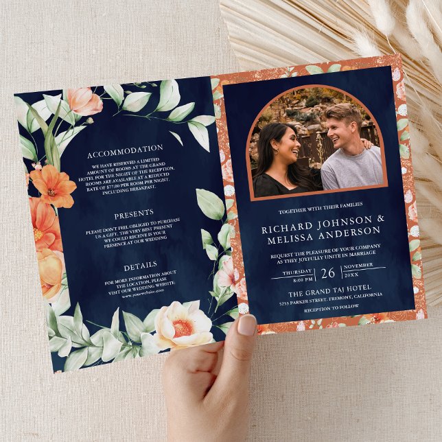 Boho Arch Earthy Floral Navy Blue QR Code Wedding Inbjudan (Skapare uppladdad)
