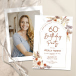 Boho Arch Terracotta Photo 60:e födelsedagen Inbjudningar<br><div class="desc">60 födelsedagsfest inbjudan i Terracotta brände orange och vitt med fotot på baksidan av kortet. En vacker modern minimalistisk utformning med handmålade botaniska accenter. Med pampas-gräs, löv, ro och typsnitt för typskript med lite hjärta. Trendigets bohemiskformaterade perfekt av ökentema för fall, vinter, vår eller sommar. Du kan välja utskrivna inbjudningar...</div>