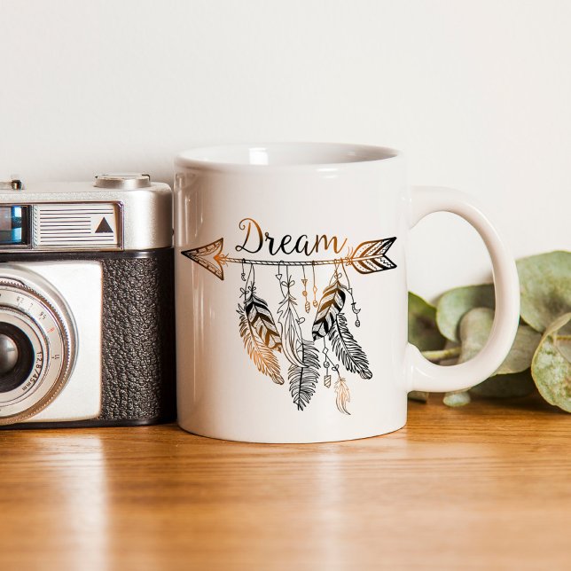 Boho Arrow och Feather Dream Kaffemugg (Hand drawn sketchy arrow with feathers dangling featuring the word dream. )