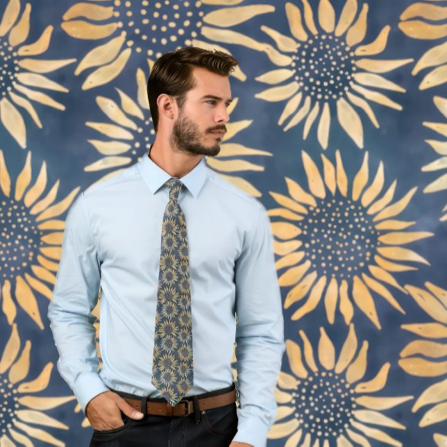 Boho Batik Solrosa Mönster på Mörk blått Slips (Man wears a necktie with a boho sunflower pattern.)
