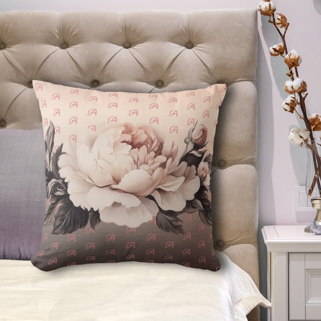Boho Beige Blommigt Monogram Dekorativ kudde (Boho large rose pillow with letter monogram on a bed.)