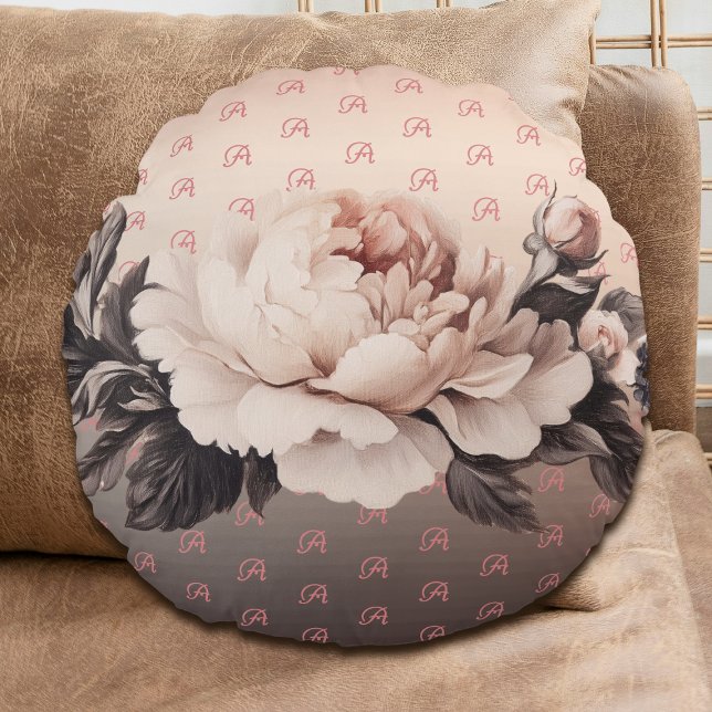 Boho Beige Blommigt Monogram Round Dekorativ kudde (Round beige rose pillow on a couch.)