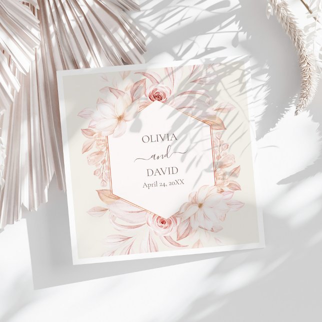 Boho Beige och Rosa ros Bröllop Napkins Pappersservett (Boho Beige and Pink Roses Wedding Napkins on a sunny white table.)