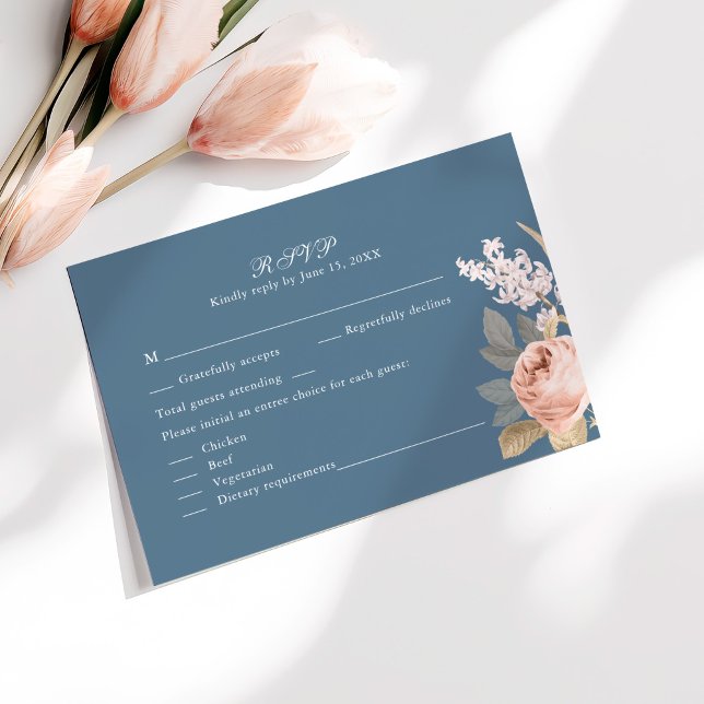 Boho Blå och Blushing Pionbröllop RSVP-kort Tack Kort (Boho Blue and Blush Peonies Wedding RSVP Card on a sunny white table with pale pink flowers.)