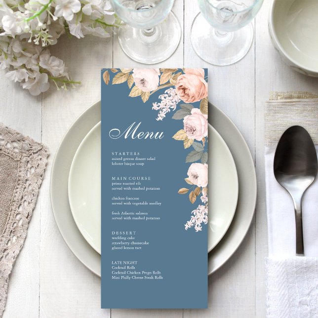 Boho Blå och Rosafärgade Peonier Bröllopsmenykort Meny (Boho Blue and Blush Peonies Wedding Menu Card on a boho white wedding dinner tabel.)