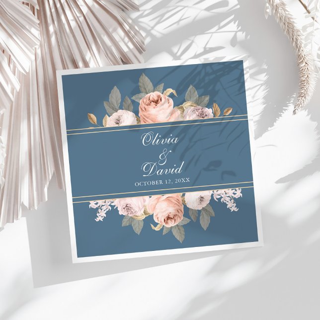 Boho Blå och Rosafärgade Peonior Bröllop Pappersservett (Boho Blue and Blush Peonies Wedding Paper Dinner Napkins on a sunny white table.)