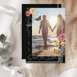 Boho Black Wildblommor Photo Save Date Spara Datumet<br><div class="desc">Svart jokerfoto för Wildblommor sparar datumkortet. Påminn dina vänner och din familj om ditt bröllop-datum, med den här blommigten, mörk, estetik, vilda blommor, foto spara datumkortet, med en söt, vit typografi, över en slående svart bakgrund bredvid ett snyggt av det par som du kan anpassa, omgivet av vackra vilda blommor...</div>