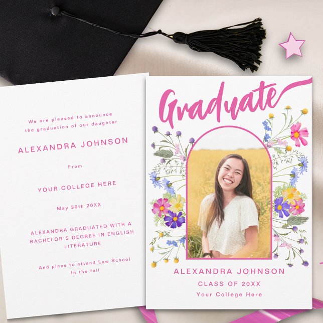 Boho Blommig Examen Foto Båge Rosa Script Meddelande (Wildflower graduate photo arch modern hot pink script graduation announcement card)