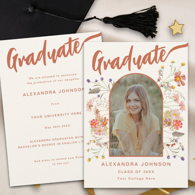 Boho Blommig Examen Foto Bränd Orange Skrift Meddelande (Boho floral graduate photo burnt orange script graduation announcement card watercolor wildflowers )