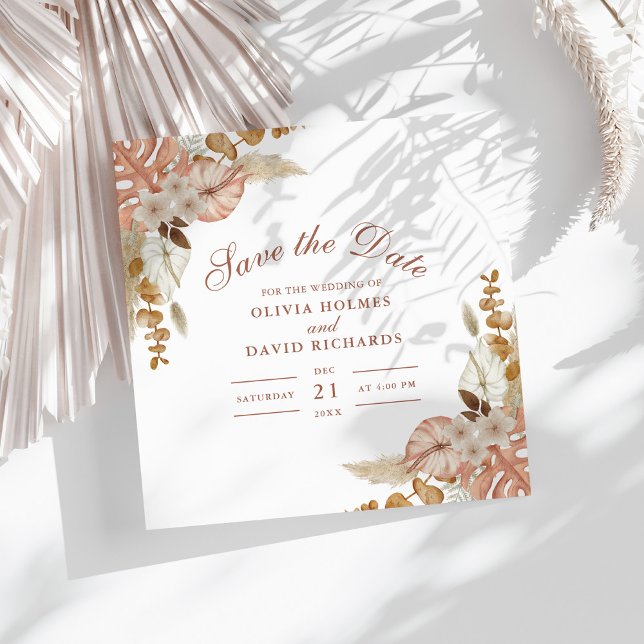 Boho Blommig Pampasgräs Bröllop Spara Datum Datumet (Boho Floral Pampas Grass Wedding Save the Date on a sunny white table with white dry palm leaf.)