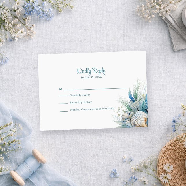 Boho Blommig Strand och Skal Bröllop RSVP-kort OSA Kort (Boho Blue Floral Beach and Shell Wedding RSVP Card on a romantic table with dusty blue flowers)