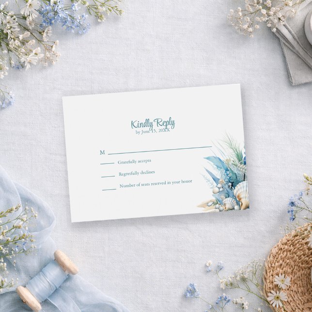 Boho Blommig Strand och Skal Bröllop RSVP-kort OSA Kort (Boho Blue Floral Beach and Shell Wedding RSVP Card on a romantic table with dusty blue flowers)