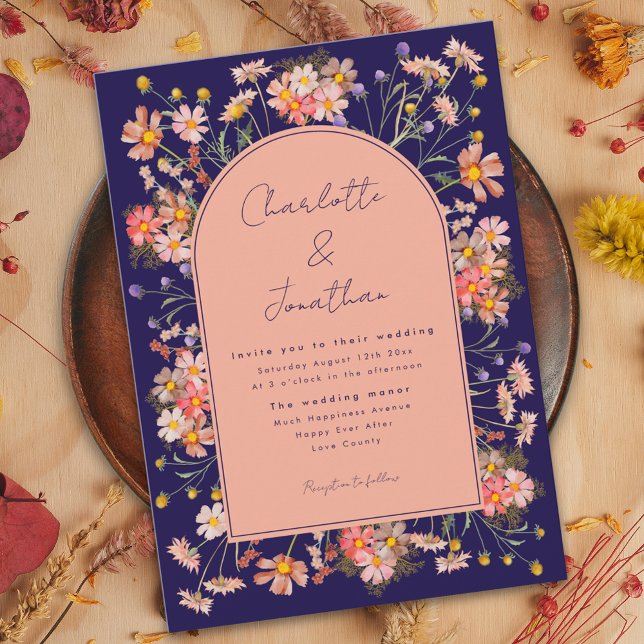 Boho Blommigt Arch Navy Blue Fall Wedding Inbjudningar (Boho floral arch navy blue fall wedding with watercolor wildflowers and whimsical script )