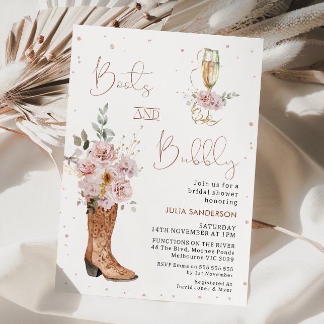 Boho Blommigt Boot Boot och Brunch Möhippa Inbjudningar (Chic floral boots and brunch bridal shower invitation with champagne glass and calligraphy text.)