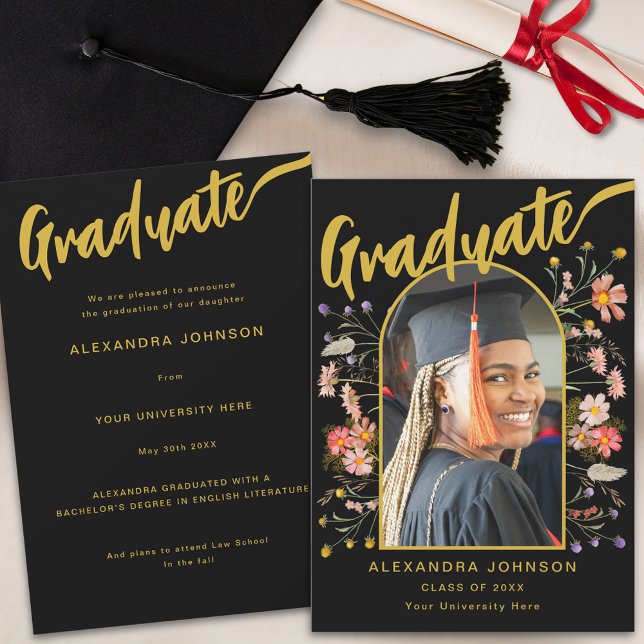 Boho Blommigt Student Photo Black och Guld Script Meddelande (Boho floral arch graduate photo stylish gold script black Graduation announcement card)