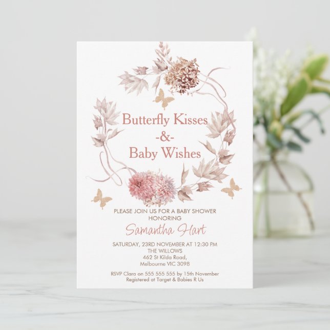 Boho Blommigt Wand Butterfly Kisses Baby Shower Inbjudningar (Stående Fram)