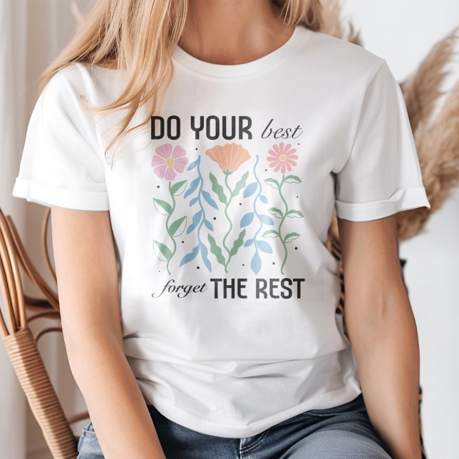 Boho-Blommigten "Glöm inte det som är över" T Shirt (Young blond woman wearing a "Do Your Best Forget the Rest" Boho Floral T-Shirt.)