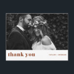 Boho Bold Typografi Terrakotta Bröllop Tack Vykort<br><div class="desc">Skicka tack till dina gäster med detta anpassningsbara fototack postkort. Den har retro fet typografi med en terrakotta bakgrund. Detta tackkort kommer att vara perfekt för olika evenemang som bröllop och examina. Anpassa genom att lägga till dina favorit horisontella foton. Finns som ett platt och vik kort.</div>